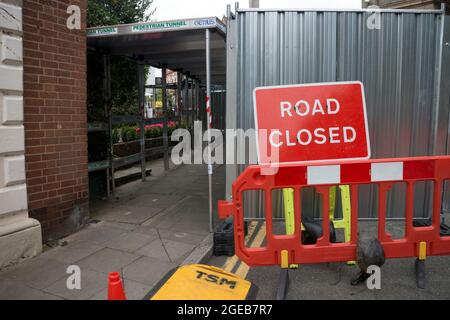 Straßensperrung im Stadtzentrum von Warwick für größere Wartungsarbeiten an der St. Mary`s Church, Warwickshire, Großbritannien Stockfoto